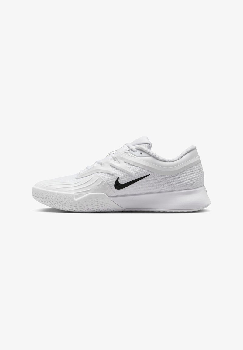 Baltas sportinis batas su tekstūruota tinkleliu, juodu Nike swoosh logotipu, paminkštintu apvadu ir guminėmis pado detalėmis su protektoriumi.
