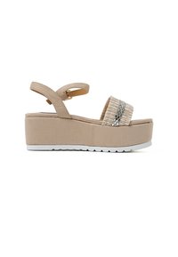 Sandalo platform beige con una fascia intrecciata testurizzata e una cinghia alla caviglia regolabile. Caratterizzato da una suola spessa e da sottili dettagli metallici.