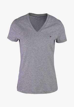T-shirt gris à manches courtes avec col en V, en mélange de coton, comportant un petit logo sur la poitrine et une texture de tissu lisse.