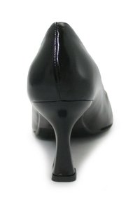 Scarpa nera con tacco alto, dalla finitura lucida, punta affusolata e tacco a spillo sottile. Il design presenta una superficie liscia.