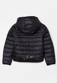 Chaqueta acolchada negra con capucha, que presenta secciones acolchadas y un logo brillante en el bajo. Textura suave con un ajuste relajado y longitud recortada.