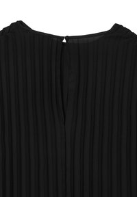 Tessuto plissettato nero con una piccola apertura a forma di chiave sul retro e chiusura con bottone a collo arrotondato.