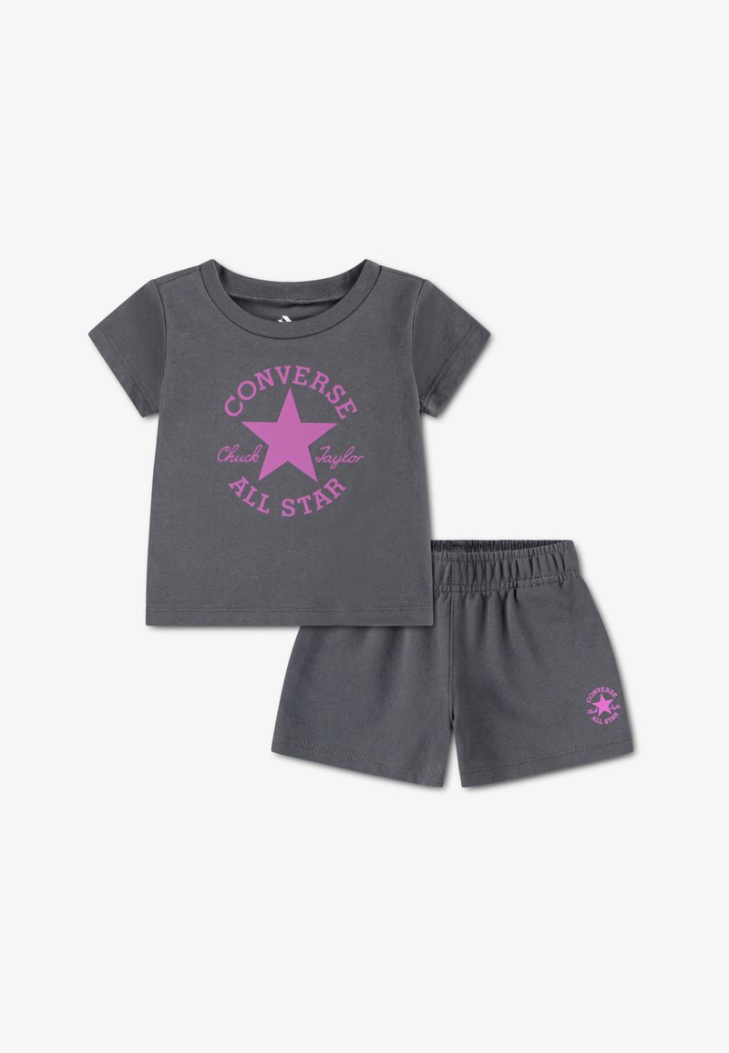 Γκρι βαμβακερό σετ δύο τεμαχίων που περιλαμβάνει κοντομάνικο T-shirt με ροζ γραφικό αστέρι και ταιριαστά σορτς με ελαστική μέση και λογότυπο.