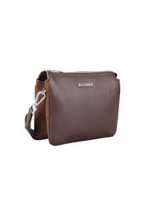 Rjav usnjen in semiš crossbody nahrbtnik z teksturirano površino, srebrnim okovjem, vtisnjenim logotipom in nastavljivim trakom. Zadrga za zapiranje.