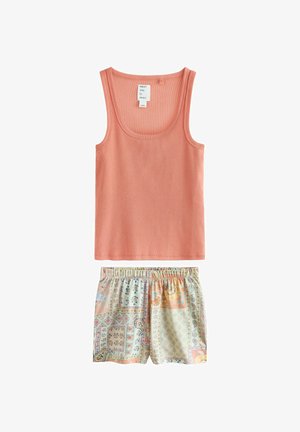 Koralų atspalvio tanktopas su siūlėmis, derinamas su šortais su elastiniu juosmeniu, kuriuose yra pastelinio spalvų patchwork gėlių ir geometrinis raštas.