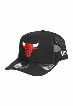 Schwarze Netz-Baseballkappe mit flachem Schild, featuring ein rot-weißer gestickter Bullen-Logo auf der Vorderseite und Netzseiten für Belüftung.