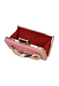 Rosa Clutch-Tasche mit einem goldfarbenen Metallrahmen, glatter Außenseite und einem weichen roten Innenfutter. Verfügt über einen gebogenen Griff.