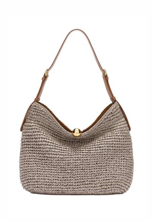 Beige handtas van gevlochten materiaal met een verstelbare bruine leren band en een gouden sluiting, met een gestructureerd gevlochten ontwerp en een slordige vorm.