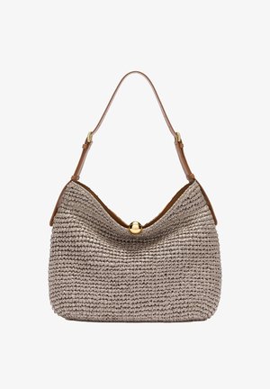 Beige handtas van gevlochten materiaal met een verstelbare bruine leren band en een gouden sluiting, met een gestructureerd gevlochten ontwerp en een slordige vorm.