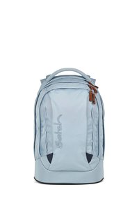 Mochila azul claro con una superficie lisa y texturizada, que cuenta con dos tiradores de cremallera marrones, múltiples compartimentos y correas de hombro acolchadas.