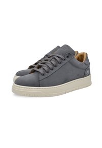 Sneaker in pelle grigia con finitura liscia, lacci piatti, suola in gomma beige chiaro e dettagli del logo del marchio sottili sul lato.