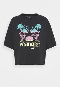 Sort cropped t-shirt med et multicolor grafik af flamingoer og palmer samt teksten "Wrangler" i en slidset skrifttype.