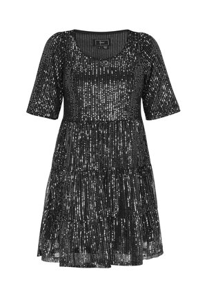 Černé šaty s krátkým rukávem s přiléhavým živůtkem a vrstvenou sukní. Pokryté reflexními flitry ve vertikálních pruzích, které vytvářejí texturovaný vzhled.