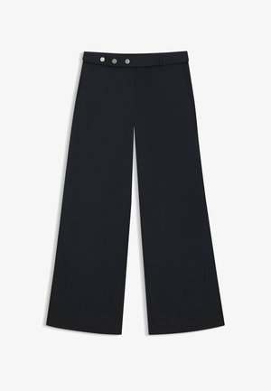 Pantaloni neri a gamba larga con una texture liscia, dotati di una vita piatta, chiusura a doppio bottone e tasche laterali.