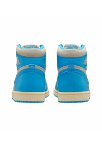 Sneakers blu alti con finitura lucida, colletto in suede, suola color crema e dettagli azzurri. Presentano un logo sul tallone e una linguetta imbottita.