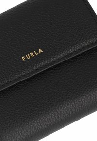 Zwarte leren portemonnee met een gestructureerd oppervlak en goudkleurig 'Furla' logo. Het ontwerp is compact met een vouwsluiting.