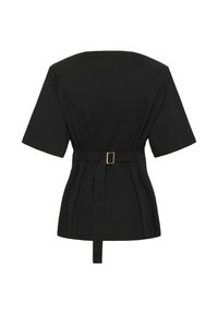 Top nero a maniche corte con cintura a fibbia quadrata che stringe la vita, mostrato da dietro su sfondo bianco.