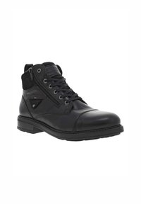 Botas de tobillo de cuero negro con un acabado suave, cuello acolchado, cierre de cordones en la parte delantera, cremallera lateral y acentos texturizados en los lados.