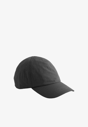 Cappellino da baseball in tessuto nero con visiera curva e cuciture visibili sui pannelli e sulla visiera, su sfondo bianco.