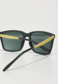 Armani Exchange Solbriller - matte green