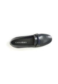 Scarpa piatta in pelle nera con punta arrotondata, caratterizzata da una fascia decorativa blu e dettagli con fibbia. Superficie semplice e liscia con texture minimale.