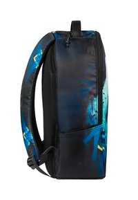 Zaino realizzato in tessuto resistente, caratterizzato da un design astratto blu e nero, schienale imbottito, tasca laterale e spallacci regolabili.