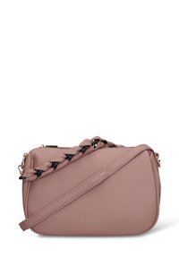 Roze neplederen crossbodytas met een gevlochten riem, ritsluiting en een geperst "pierre cardin" logo aan de voorkant. Compacte rechthoekige vorm.