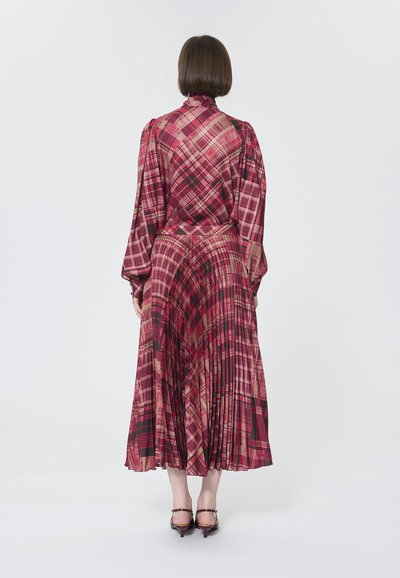 Abito midi plissettato in fantasia a quadri rosa, con maniche lunghe e scollatura alta. Tessuto morbido con una silhouette fluida.