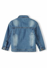 Denim jakna s svetlo modrim pranjem, z gumbnimi manšetami in koničastim ovratnikom. Ima sprednje in zadnje šive yoke ter rahlo obrabljen videz.