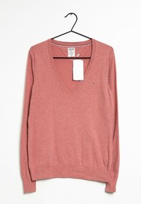 Różowy sweter z dekoltem w serek i długimi rękawami, z ribbowanym wykończeniem u dołu i na rękawach, wykonany z mieszanki bawełny. Metka przyszyta przy dekolcie.