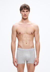 Γκρι βαμβακερά εσώρουχα boxer με απαλό ελαστικό ζωνάκι που φέρει το λογότυπο "KARL LAGERFELD". Λεία υφή και εφαρμοστό σχέδιο.