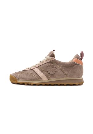 Sneaker in suede marrone chiaro con lacci beige, suola in gomma, dettaglio in pelle rosa e logo leone in rilievo sul lato, vista da sinistra.