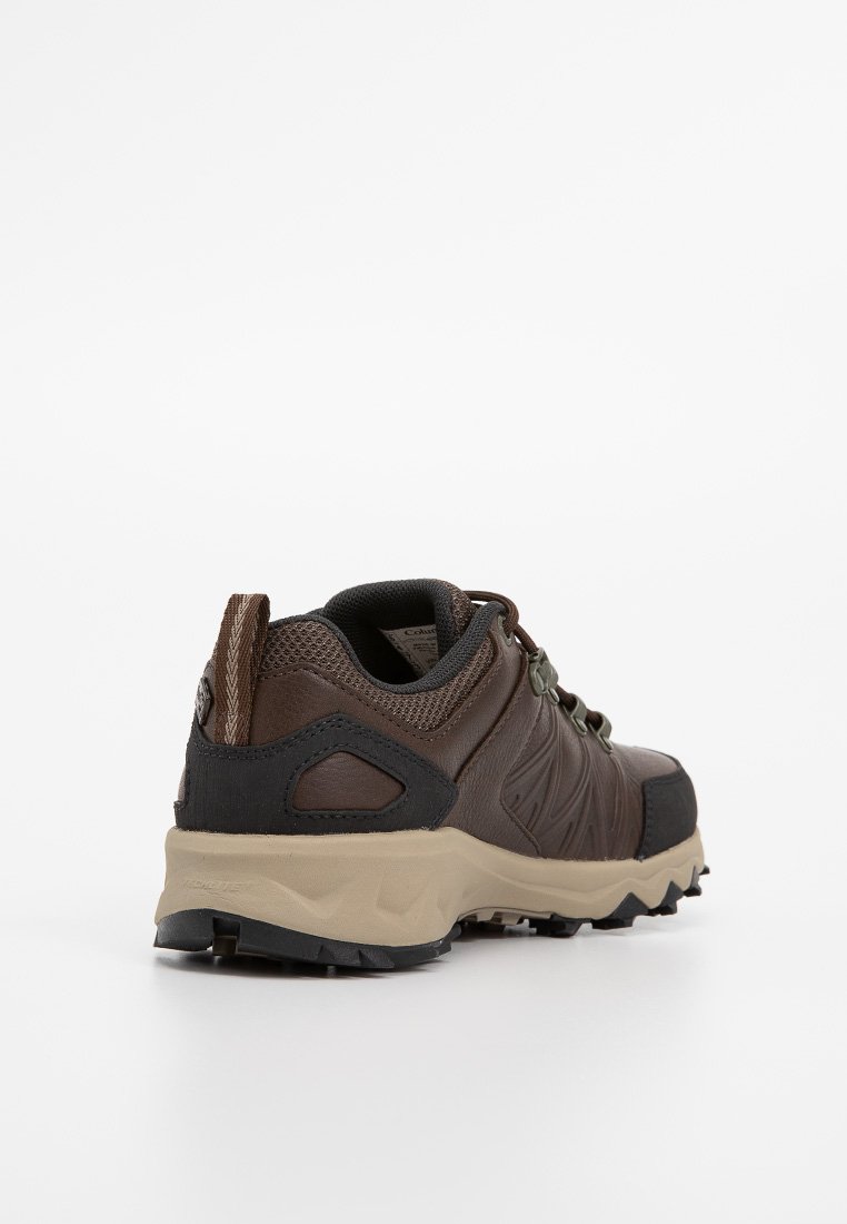 Zapato de senderismo marrón con parte superior de cuero texturizado, cuello acolchado y suela de goma. Cuenta con un sistema de cordones duradero y acentos en negro contrastantes.