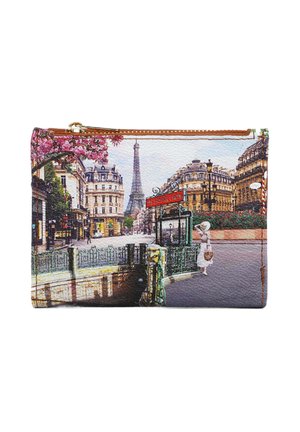 Portafoglio con una scena di strada parigina, in pelle stampata, con colori pastello, la Torre Eiffel e fiori di ciliegio. Chiusura con zip in alto.