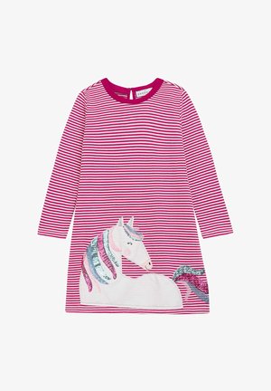 Różowa sukienka w paski na długi rękaw z aplikacją jednorożca ozdobioną cekinami w kolorach tęczy, okrągłym dekoltem oraz zapięciem na guziki z tyłu.