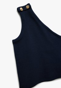 Camiseta sin mangas de canalé en color marino con un escote alto y detalles de botones dorados en el hombro. Textura suave y forma ajustada.