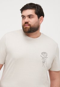 Jack & Jones JJMYSTIC TEE CREW NECK - Print T-shirt - moonbeam