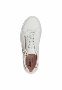 Zapatilla de cuero blanca con puntera redonda, cordones en la parte delantera y cremallera lateral. Acentos de hardware en oro rosa y un forro interior suave con el logo de la marca.