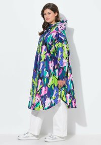Vattentålig, huvad poncho med ett livligt hästmotiv i lila, grön och rosa färger. Slät textur; avslappnad passform.