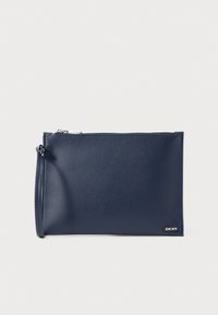 Granatowa skórzana kopertówka o gładkiej fakturze, z zamkiem błyskawicznym i bocznym paskiem na nadgarstek. Na dolnym rogu subtelne logo.