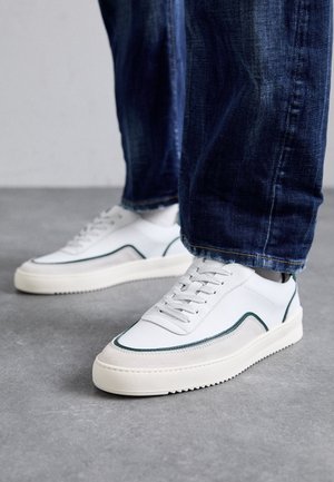 Filling Pieces, Baskets basses - white