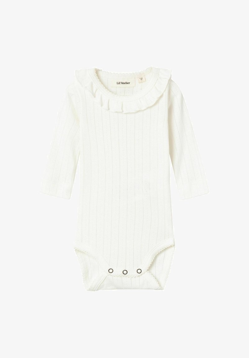Body de manga larga blanco con textura acanalada, cuello con volantes, cierre a presión en la parte inferior y detalles en tela texturada. Material de algodón suave.