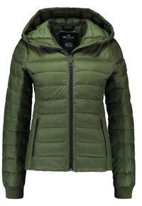 Olivgrüne Daunenjacke mit Kapuze, ausgestattet mit einem Reißverschluss vorne, Seitentaschen und gestepptem Design für Textur und Wärme.