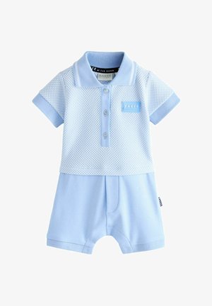 Lyseblå babydragt med korte ærmer, tekstureret strikket overdel med krave og knapper samt glatte fastsatte shorts.