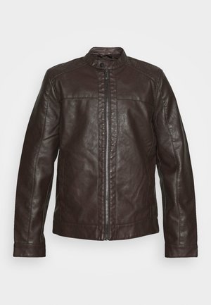 Pruun nahast jakk kõrge kraega, eeslt tõmblemisega, küljetaskutega ja tekstureeritud pinnaga. Sirge lõikega disain, millel on õmmeldud detailid.