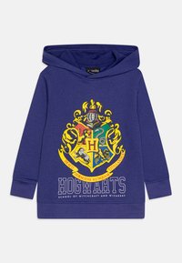 Hoodie u tamnoplavoj boji s živopisnim žutim i crvenim dizajnom grba Hogvorts, koji ima mekani tekstur i duge rukave.