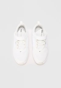 Une paire de baskets blanches Nike Star Runner 5 avec des straps velcro et une tige en mesh, vue d'en haut sur un fond blanc uni.