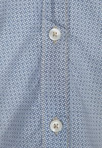 Camicia con bottoni caratterizzata da un motivo blu e bianco, realizzata in un tessuto leggero. Presenta un colletto classico e un dettaglio di bottoni simili a perle.