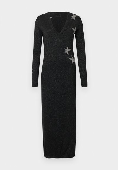 Černé šaty s dlouhým rukávem a výstřihem do V, vyrobené z třpytivé látky. Na jednom rameni a rukávu zdobeny stříbrnými hvězdami. Hladká textura.