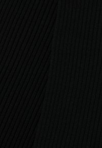 Tecido de malha preta canelada com longos franja nas laterais.